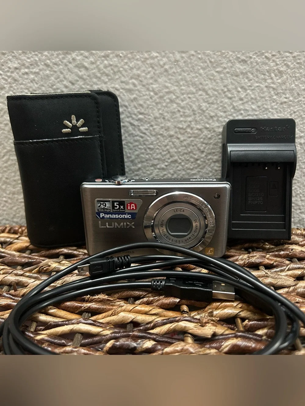 Panasonic Lumix DMC-FS15 Camera With Battery Charger, Case & Data Transfer Cable